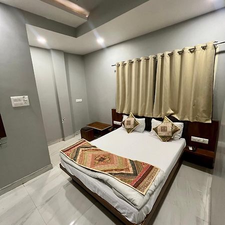 Hotel Shankar Uddzsaín Kültér fotó