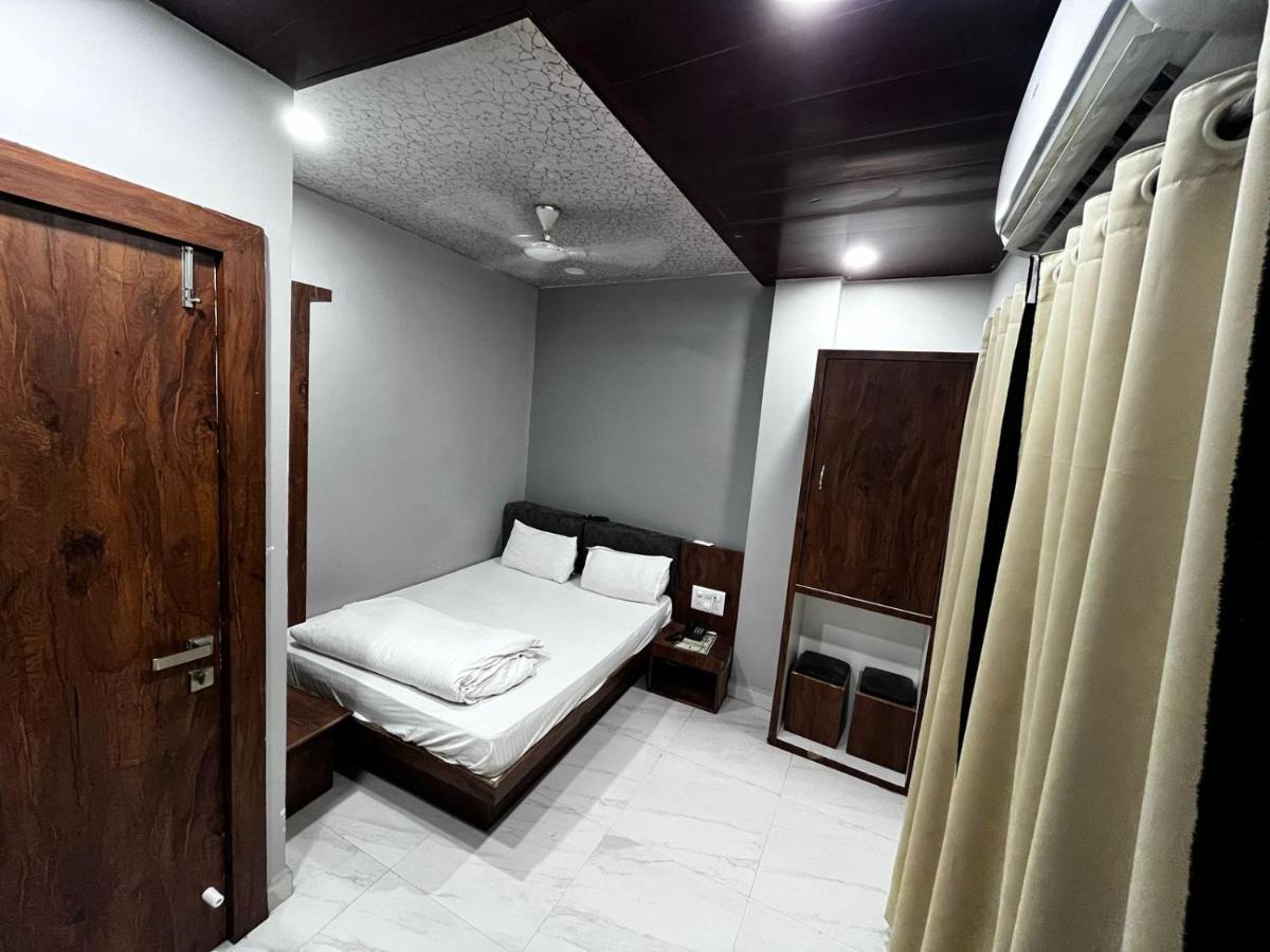 Hotel Shankar Uddzsaín Kültér fotó