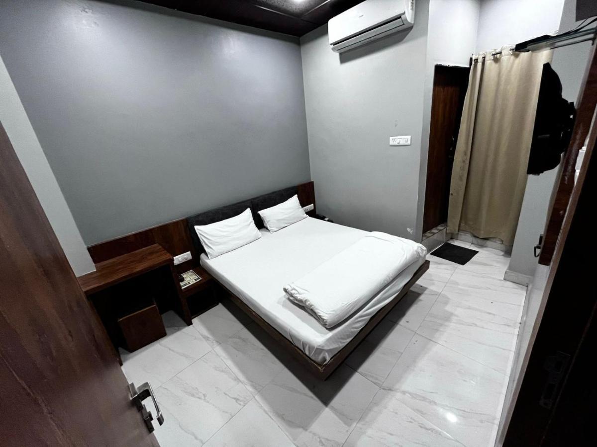 Hotel Shankar Uddzsaín Kültér fotó