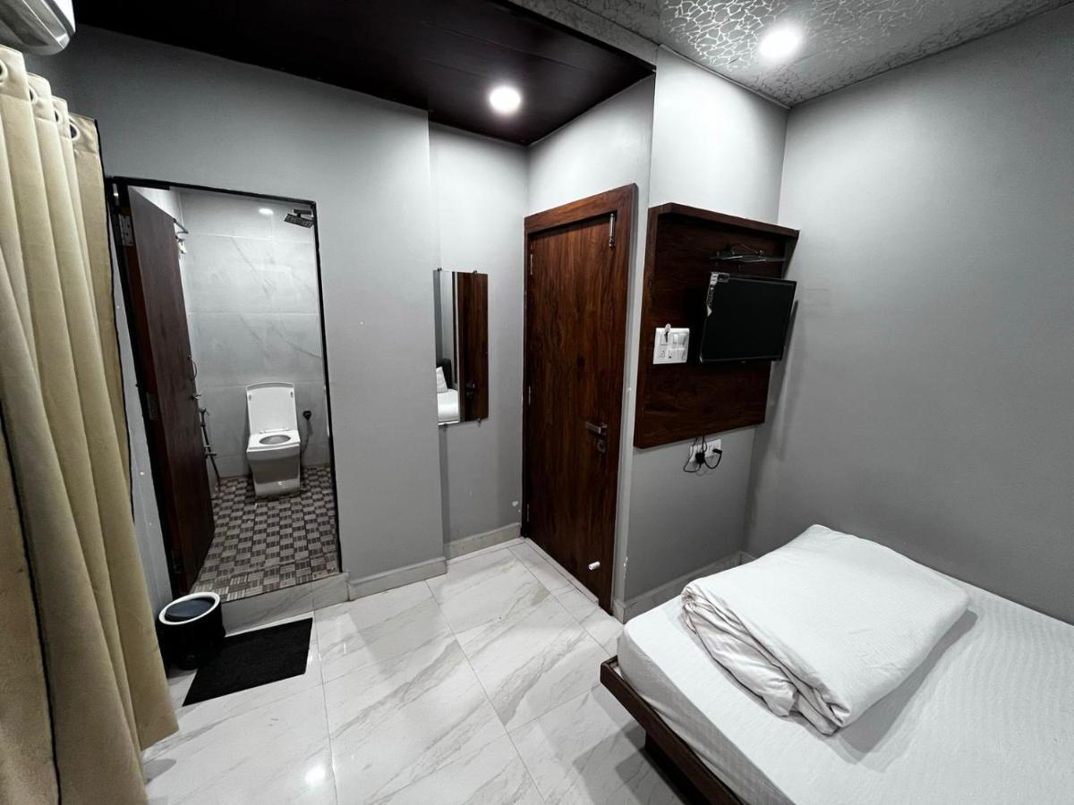 Hotel Shankar Uddzsaín Kültér fotó