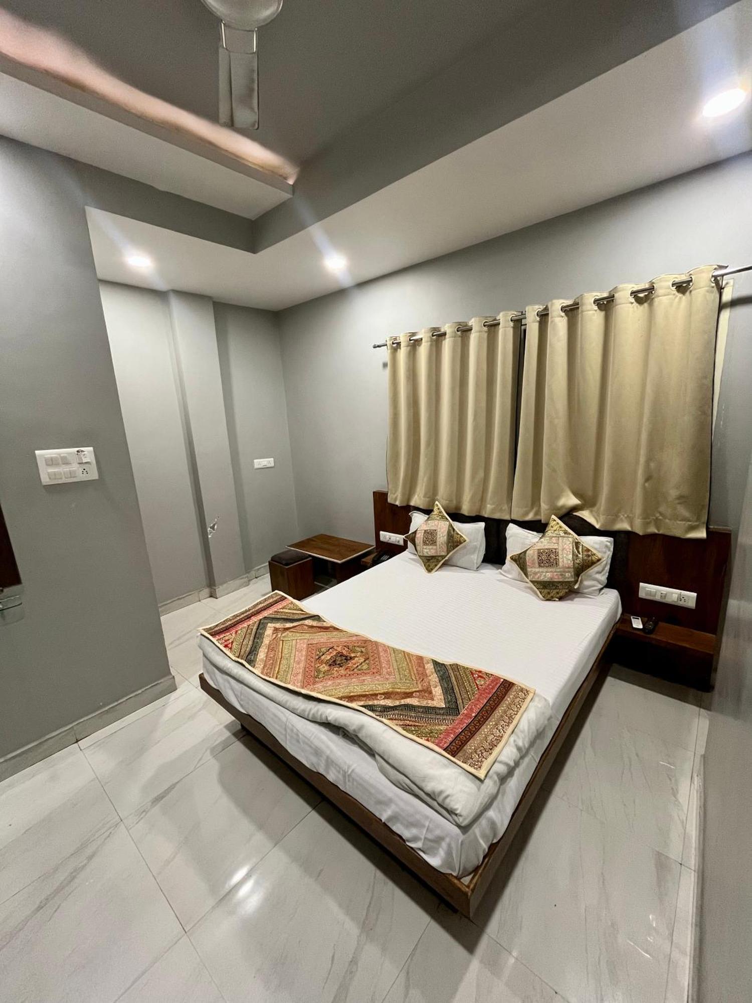Hotel Shankar Uddzsaín Kültér fotó
