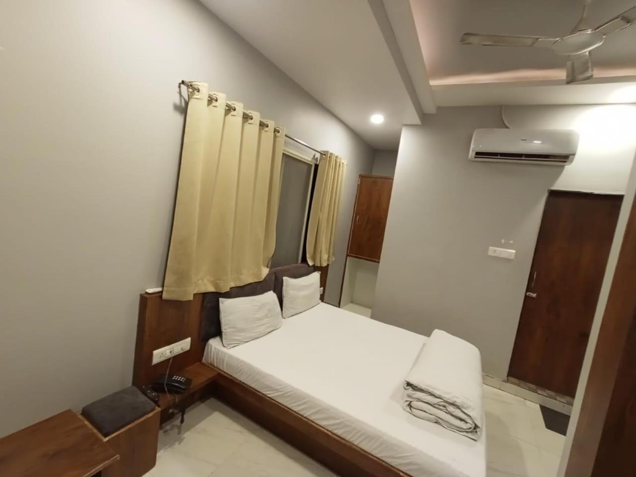 Hotel Shankar Uddzsaín Kültér fotó